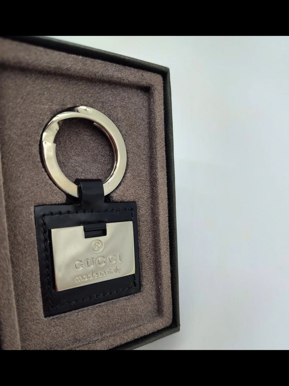 GUCCI Vintage Black Leather Silver Logo Plaque Key Ring Keychain Boxed Italy